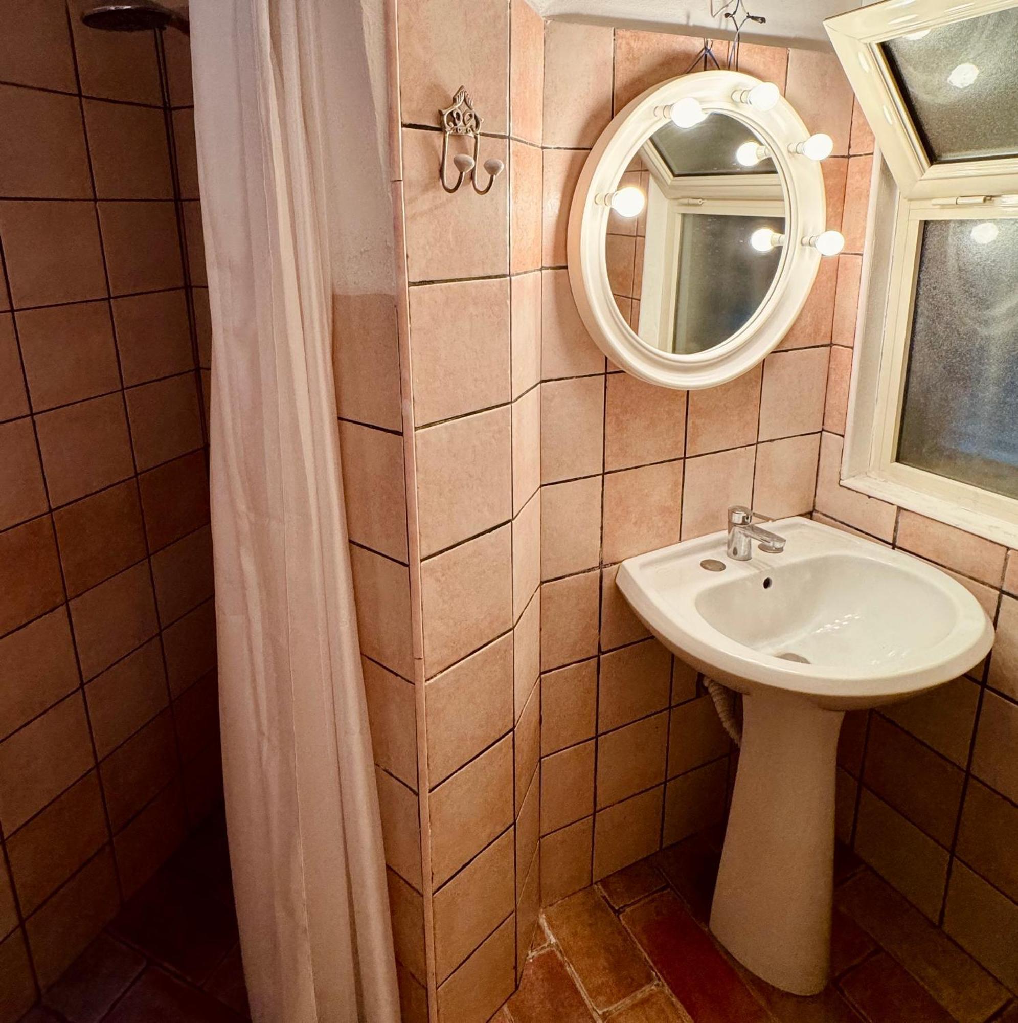 Anna'S Guest House Лече Екстериор снимка
